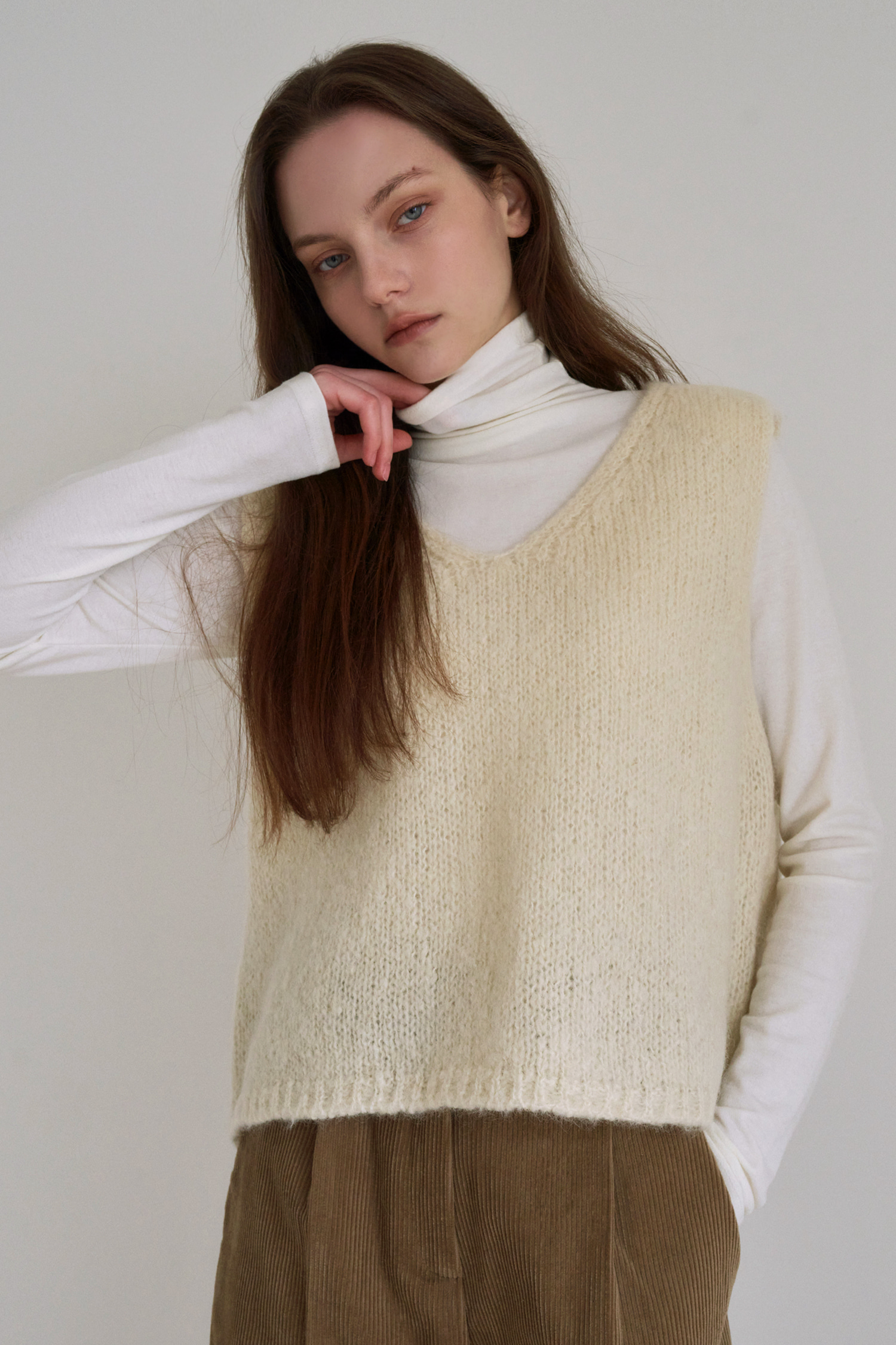 V-neck simple knit vest - ivory
