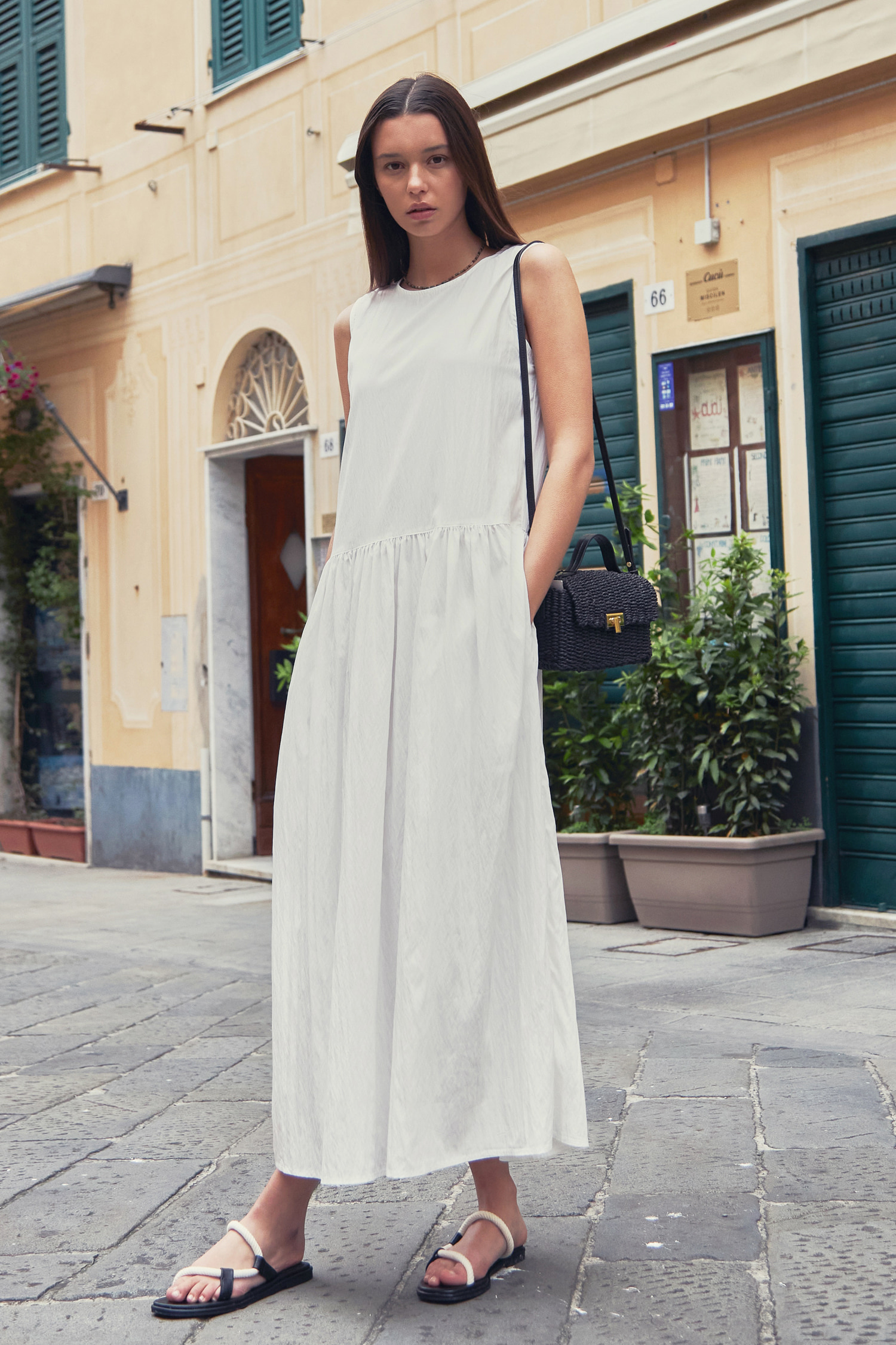 Pure sleeveless dress - White
