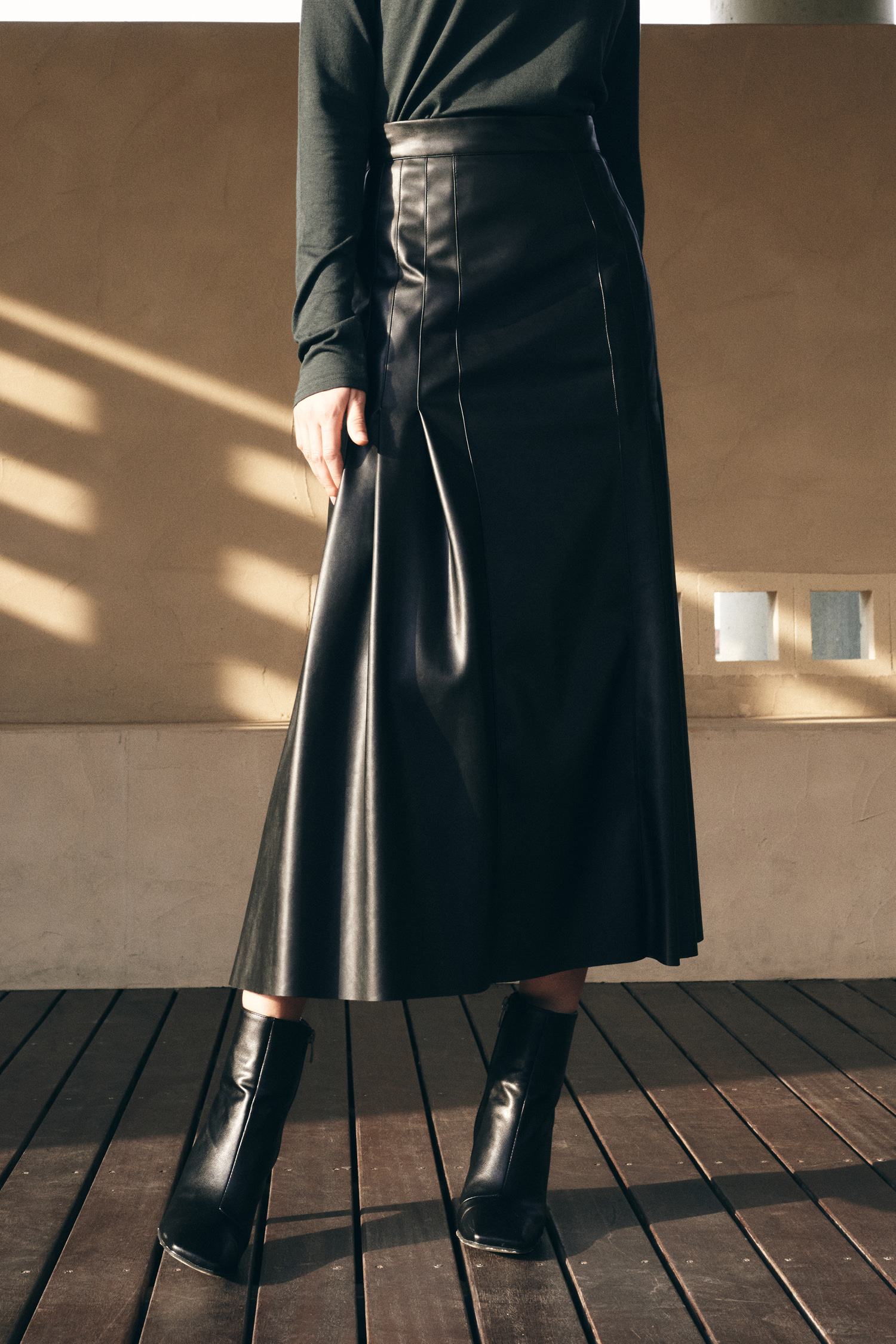 Leather point wrinkle midi skirt - black